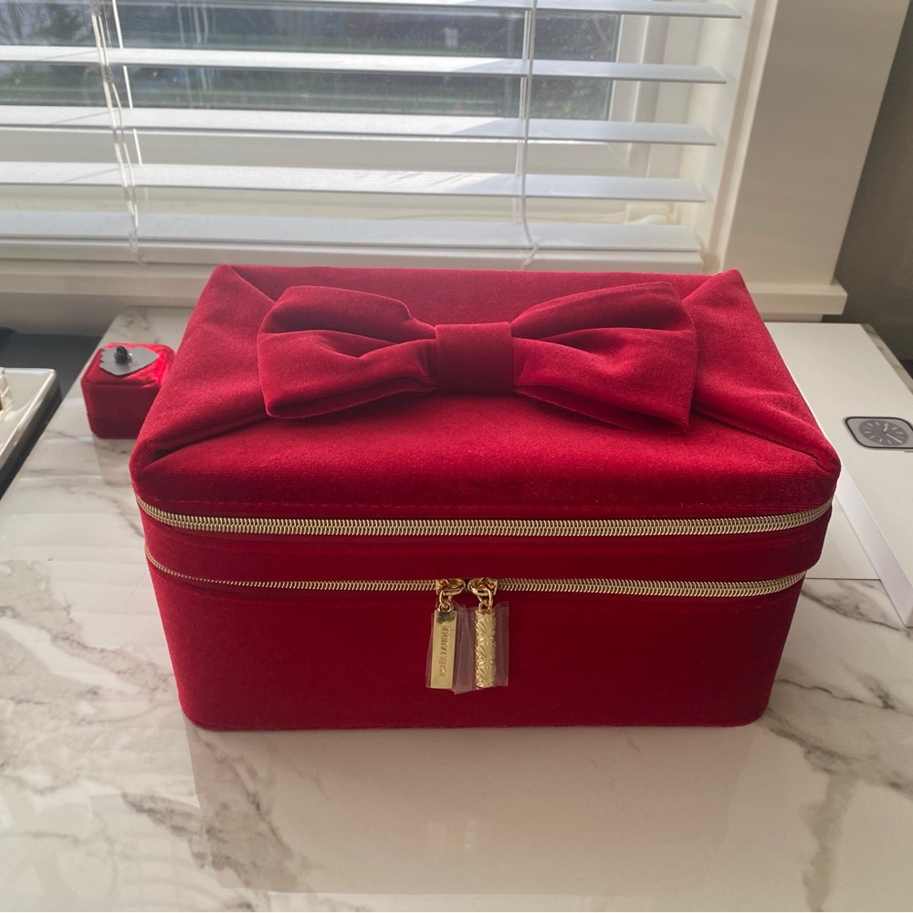 RED VELVET TRAIN CASE